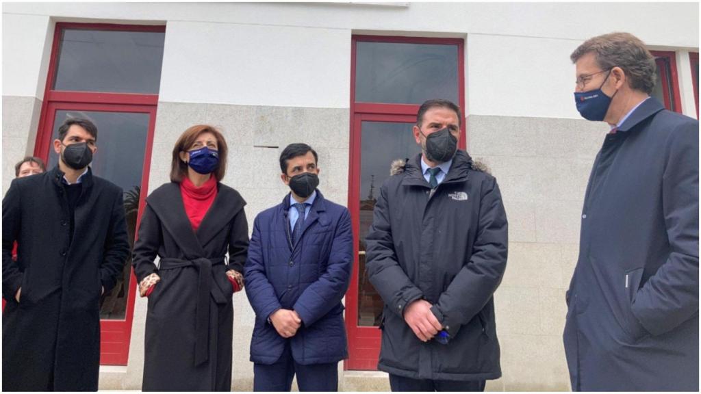 Autoridades frente a la fachada del primer edificio rehabilitado mediante ‘Rexurbe’.