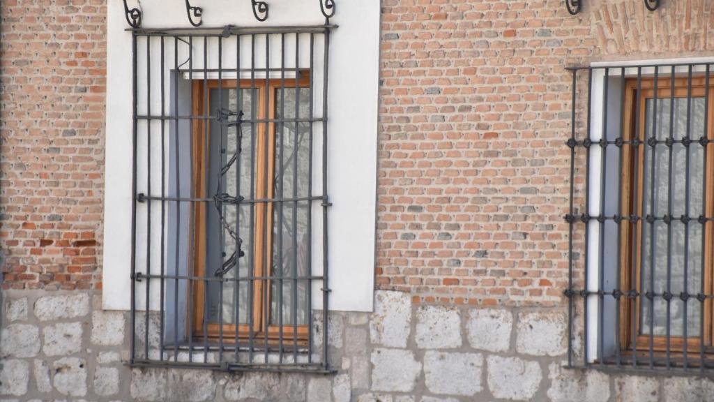 Ventana por la que salió, supuestamente, Felipe II para ser bautizado en la iglesia de San Pablo