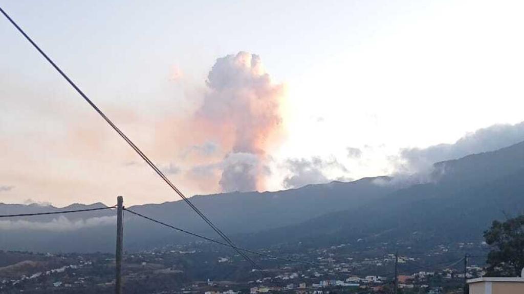 La columna de humo que percibe María José desde casa.