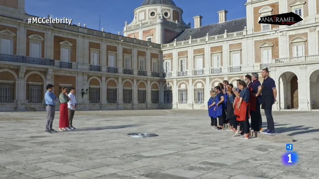 Los concursantes junto al jurado tras la segunda prueba.
