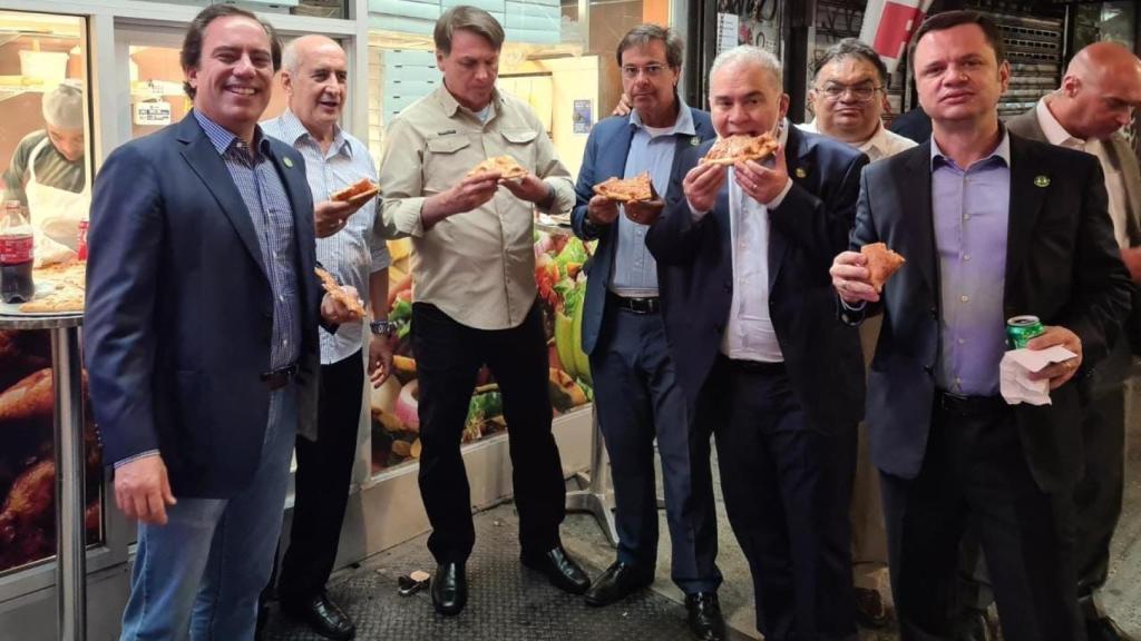 Jail Bolsonaro comiendo pizza con su equipo en un calle de Nueva York. Twitter