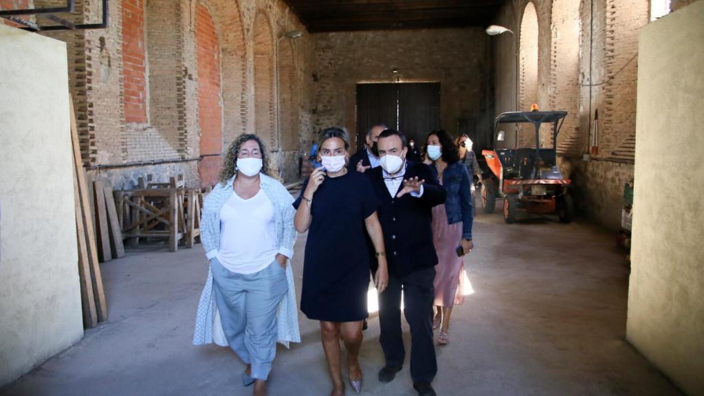 Un momento de la visita de la alcaldesa Milagros Tolón