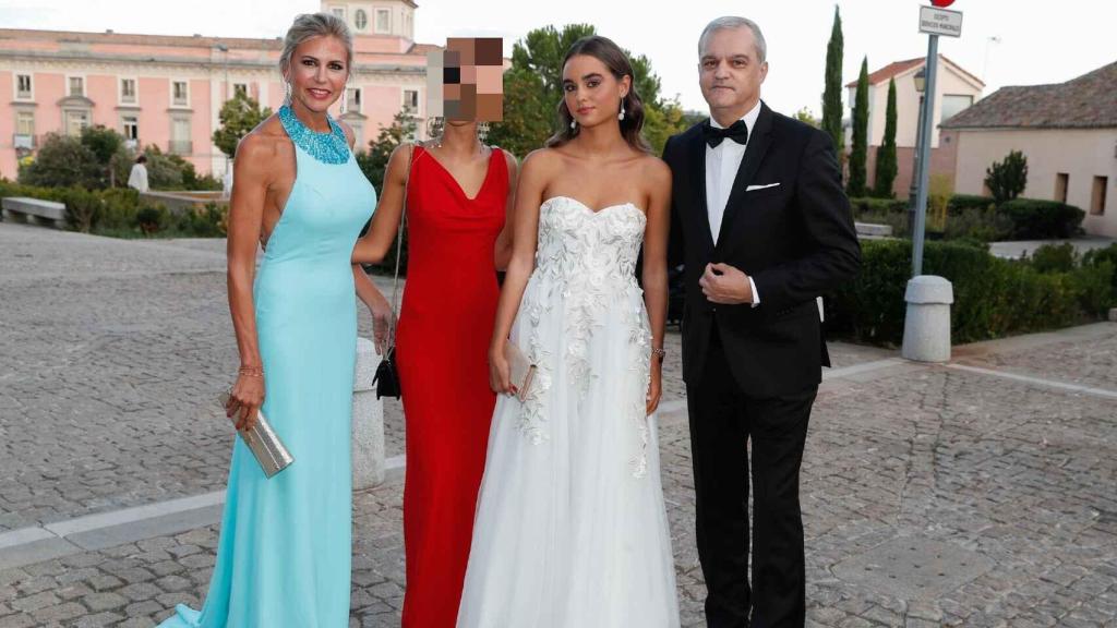 Patricia y Ramón junto a sus hijas el día de la puesta de largo de Natalia.