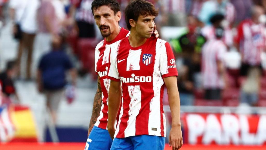Joao Félix quejándose tras su expulsión con el Atlético