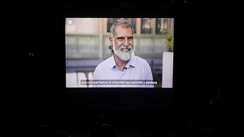 Jordi Cuixart, presidente de Òmnium Cultural condenado por sedición, entra en escena para gozo de los presentes.