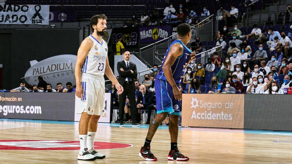 Sergio Llull (Real Madrid) defendido por McGee (San Pablo Burgos)