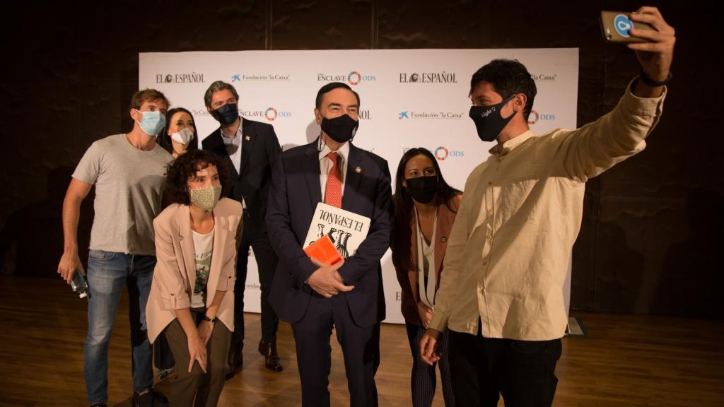 Pedro J. Ramírez junto a varios de los jóvenes 'changemakers' que participaron en el foro en el CaixaForum de Madrid.