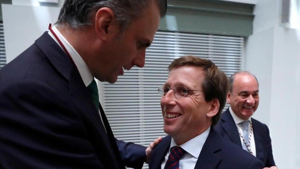 Javier Ortega Smith (Vox) y el alcalde de Madrid, José Luis Martínez-Almeida, en una imagen de archivo.