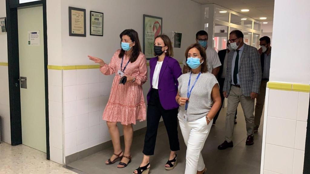 La delegada del Gobierno andaluz en Málaga visita centro de salud Torre del Mar.