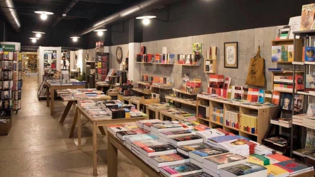 Interior de la libería Moito Conto de A Coruña.