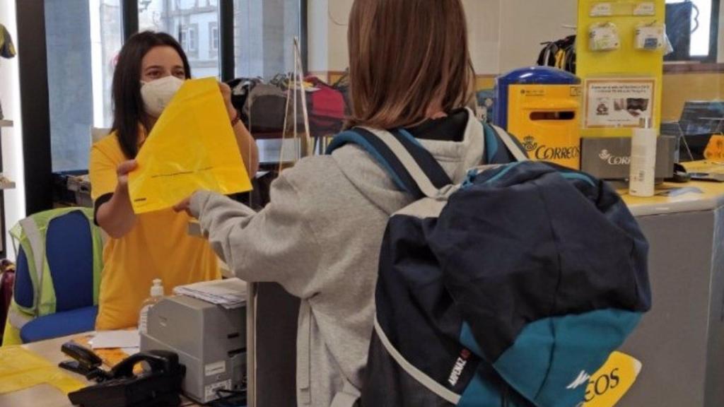 Correos anima a los peregrinos a limpiar el Camino de Santiago.