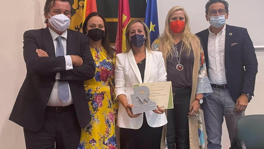 La subdirectora xeral de Atención Hospitalaria del Sergas, Raquel Vázquez Mourelle, recoge el galardón