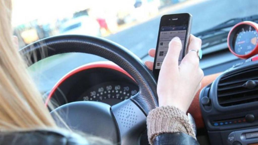 Conductora usando el teléfono móvil