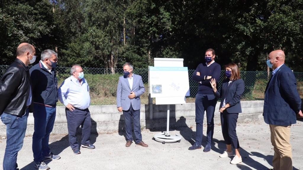 La conselleira de Medio Ambiente, Territorio e Vivenda, Ángeles Vázquez, en una reunión con la asociación de empresarios del polígono.