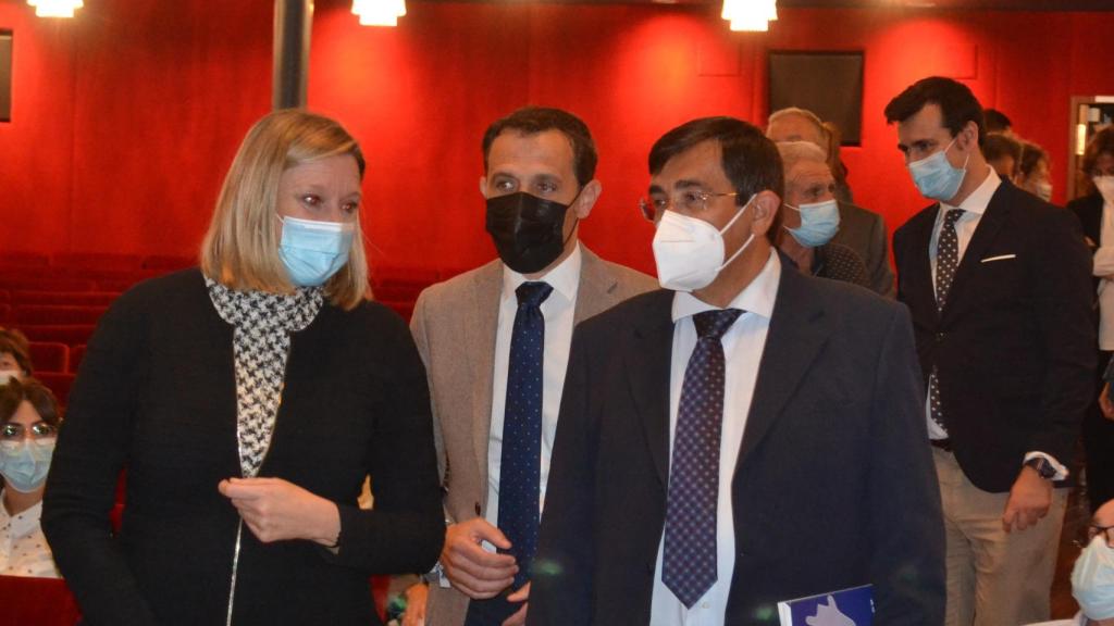 La consejera de Familia, Isabel Blanco, el presidente de la Diputación, Conrado Íscar y el presidente de la Asociación de Alzheimer de Castilla y León, Domingo Aceves