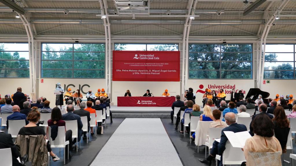 La UCJC los ha investido Doctores Honoris Causa en una ceremonia.