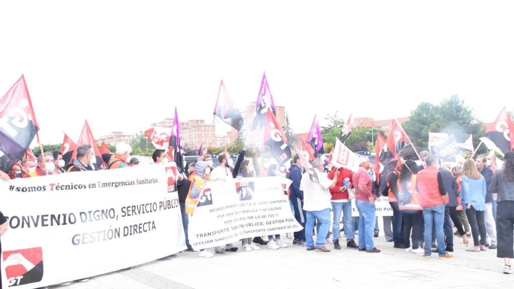 Momento de la manifestación ante la puerta de las Cortes