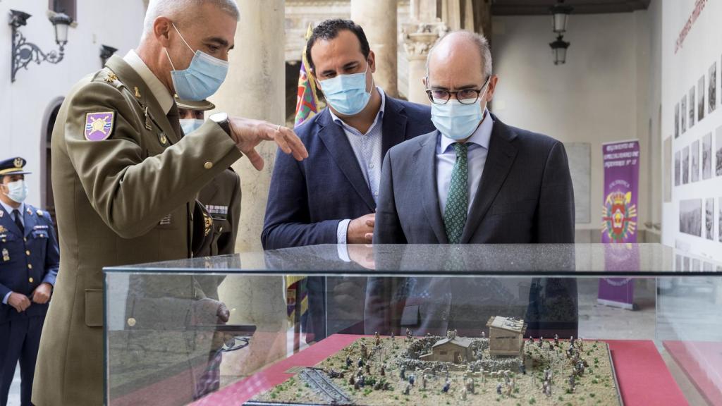 El presidente de la Diputación, Javier Iglesias y el coronel jefe del regimiento de Ingenieros, Ignacio García López, inauguran la exposición ‘Los ingenieros militares en la campaña de África de 1921 a 1922’