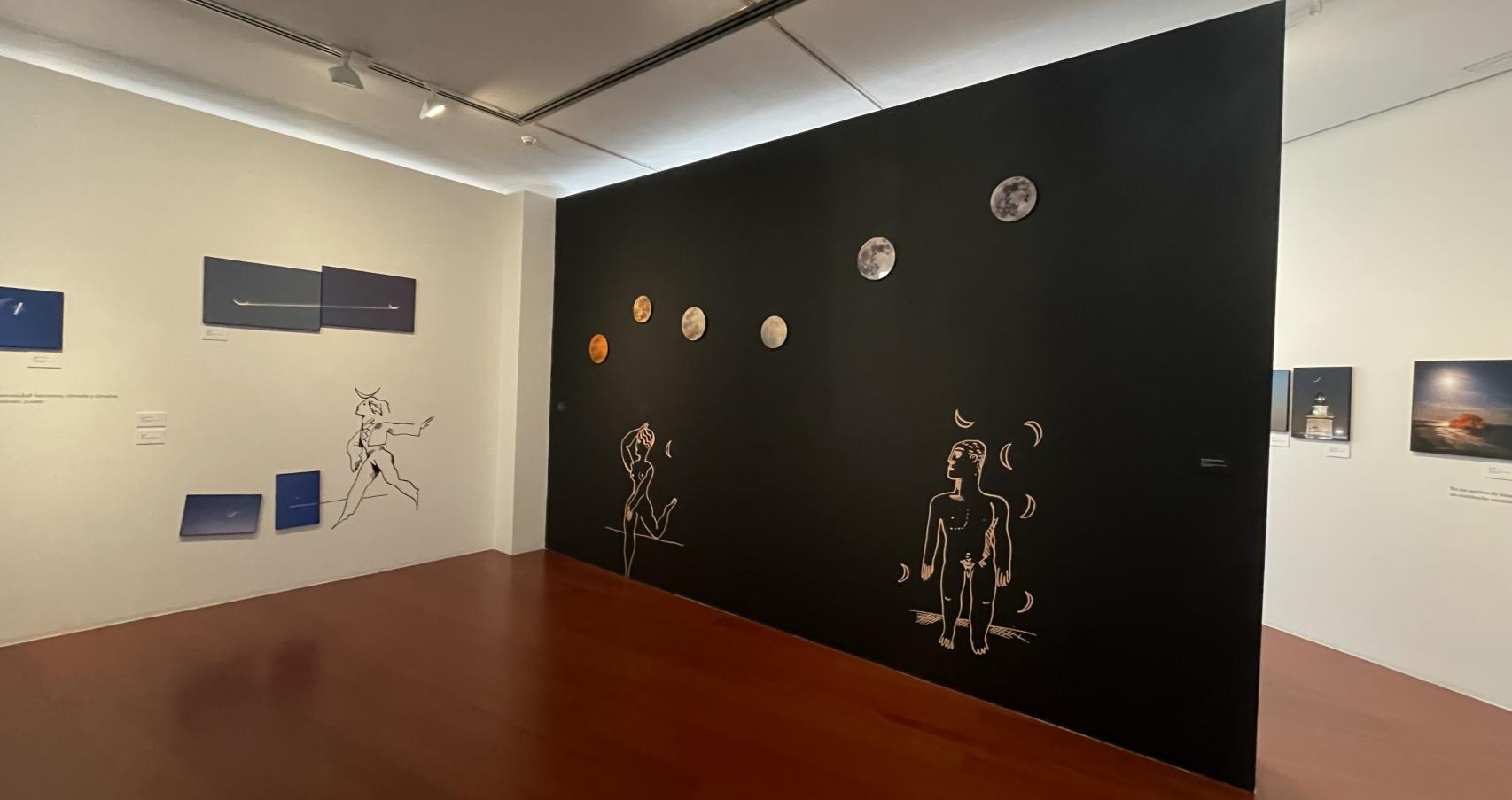 Las imágenes se acompañan de textos y dibujos de Pérez Estrada.