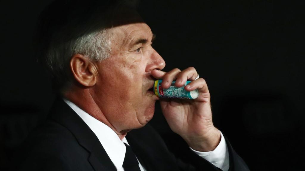 Carlo Ancelotti come caramelos en el banquillo del Santiago Bernabéu