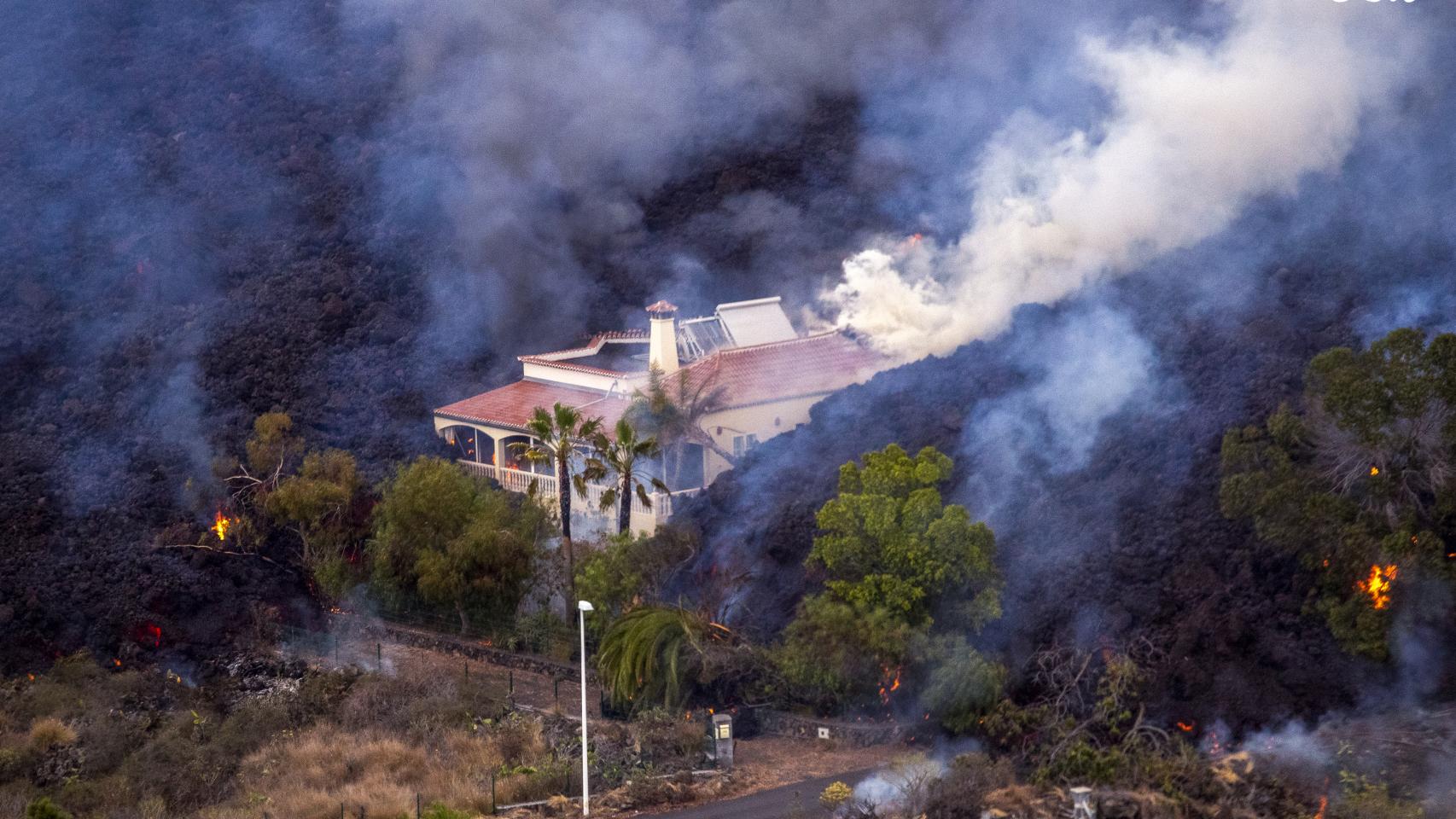 Una casa momentos antes de ser destrozada por la lava. EP