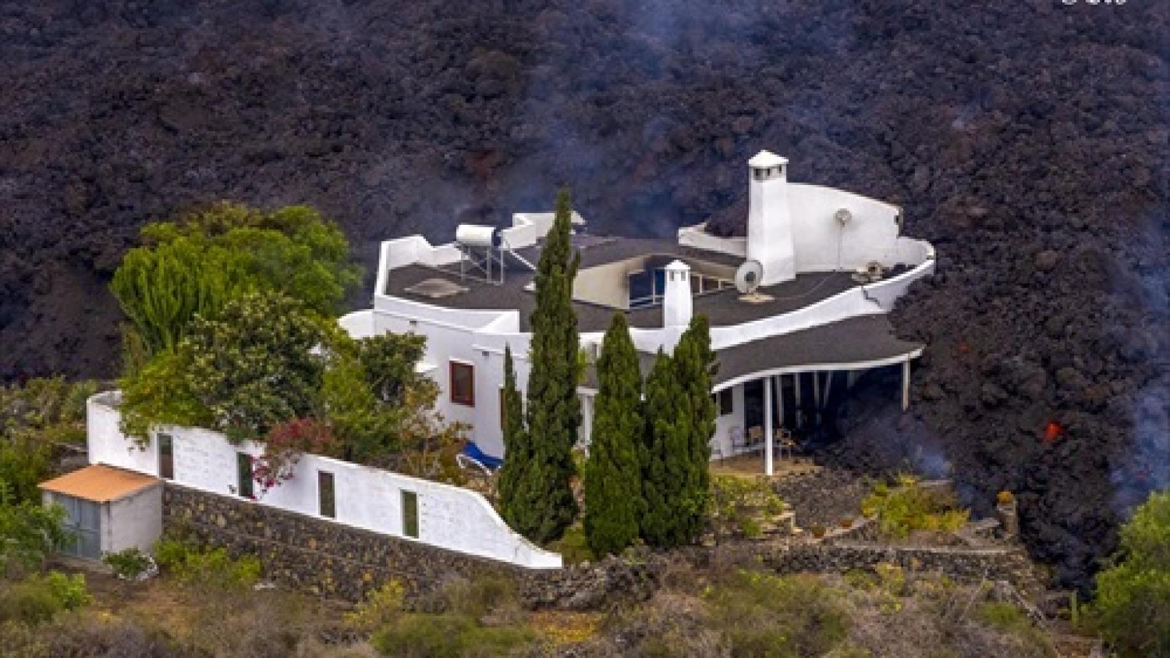 Una casa momentos antes de ser destrozada por la lava. EP