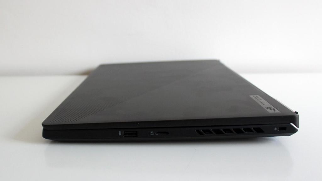 En comparación con otros portátiles gaming, es un modelo fino y compacto.