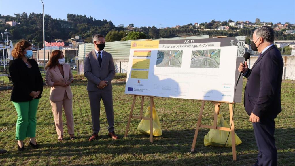 El delegado del Gobierno en Galicia, José Miñones, y la alcaldesa de A Coruña, Inés Rey, en el inicio de las obras de la pasarela de Pedralonga.