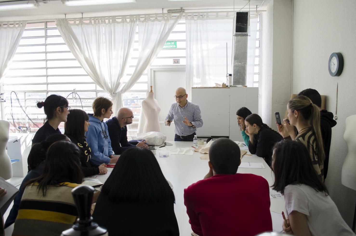 Shingo Sato y sus alumnos durante una masterclass