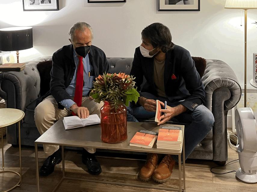 De Cuenca y Ramírez charlan tras acabar el acto.