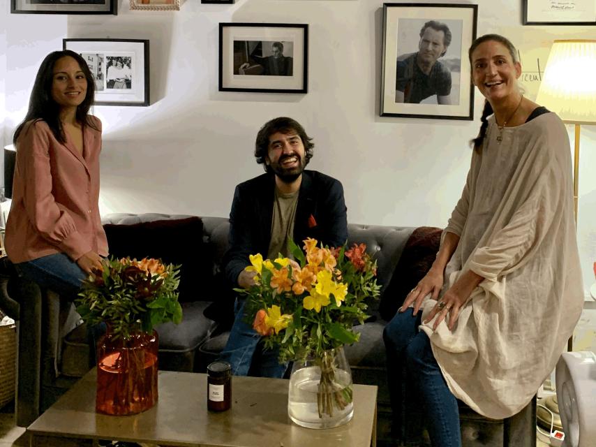 Daniel Ramírez junto a Laura Riñón y Sara Trejo, las libreras de Amapolas en octubre.