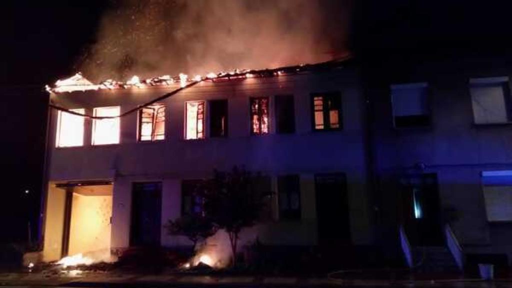 Fachada de la vivienda que ha quedado arrasada por las llamas