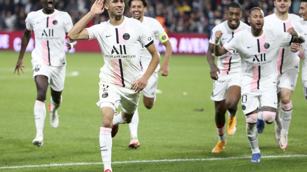 Achraf Hakimi celebrando un gol con el PSG