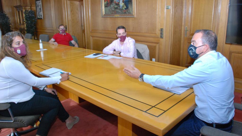 El presidente de la Diputación de Zamora, Francisco Requejo y el alcalde de Benavente, Luciano Huerga durante su reunión de cooperación