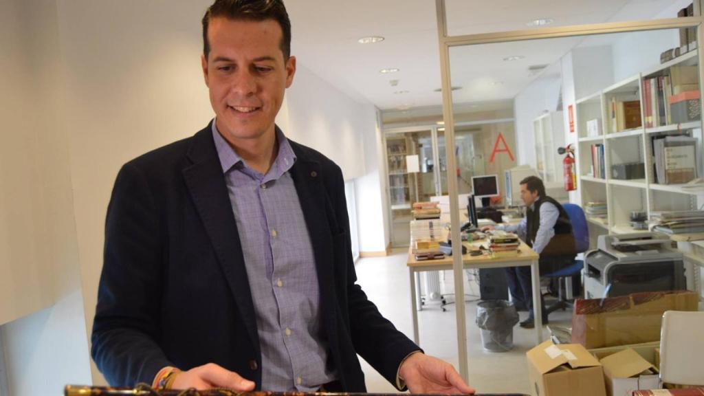 El alcalde de Elda, Rubén Alfaro, con la vara de mando de Manuel Azaña.