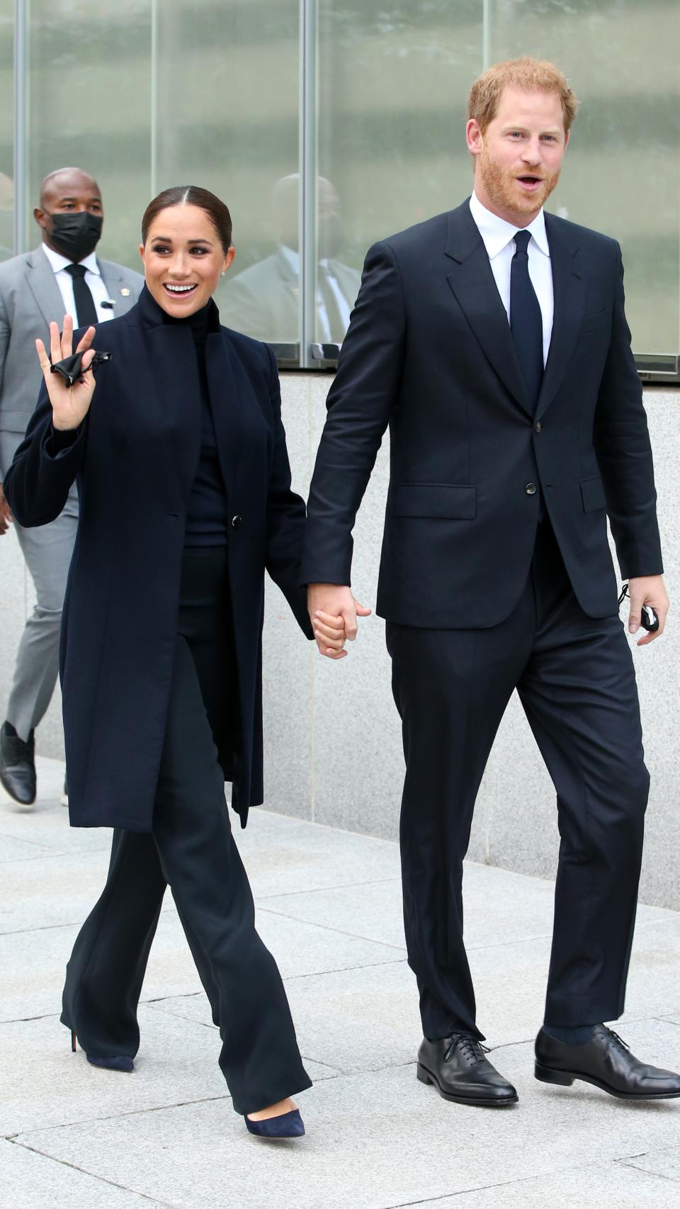 Los duques de Sussex saludando a los allí congregados.