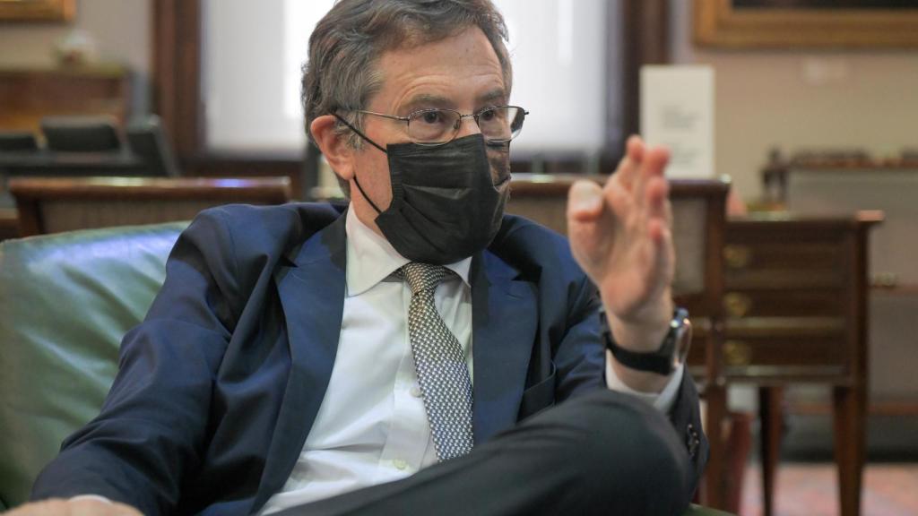 El investigador Michael Hall durante la entrevista.