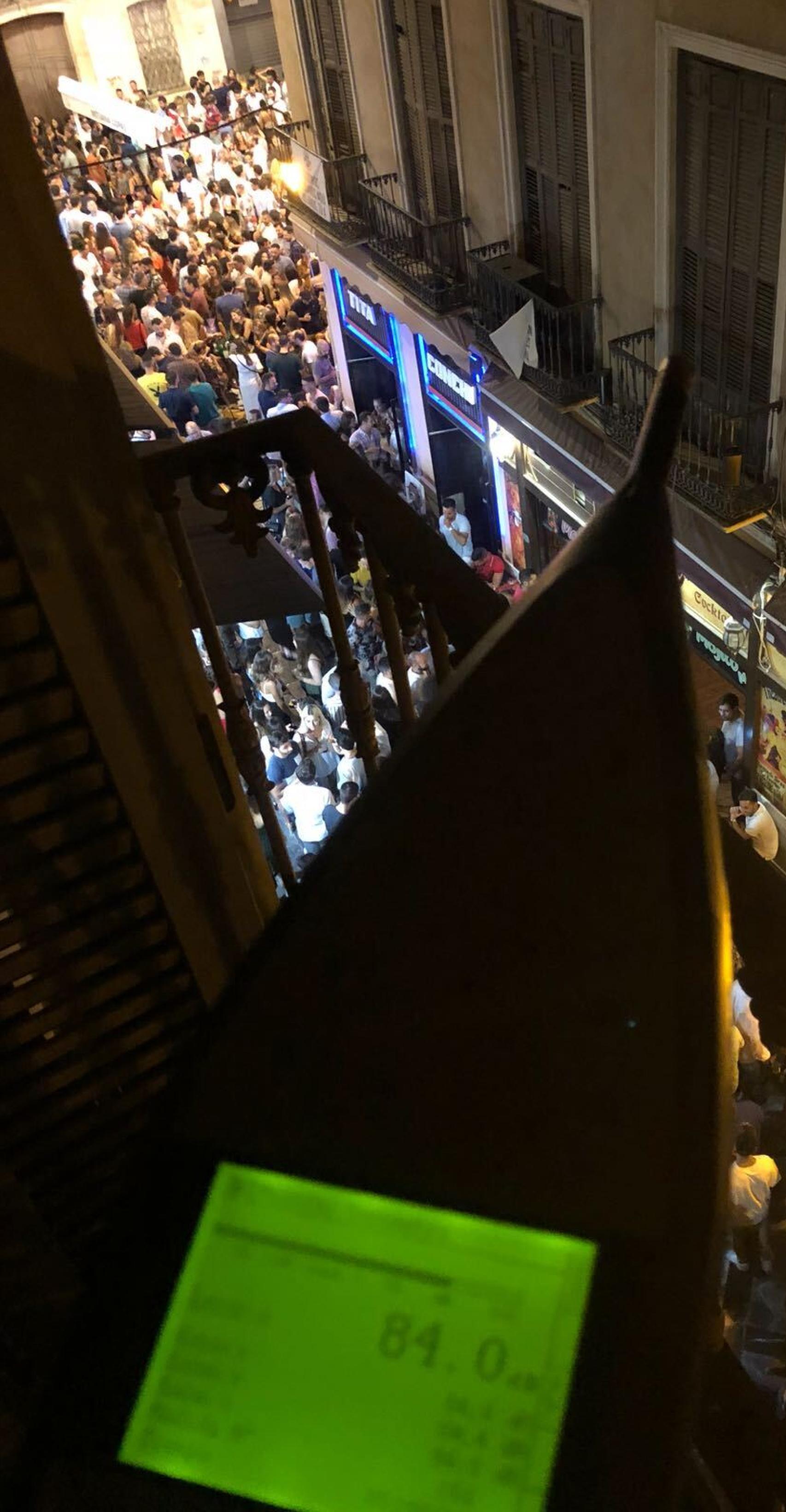 Un vecino de la zona mide el nivel de ruido en la calle.