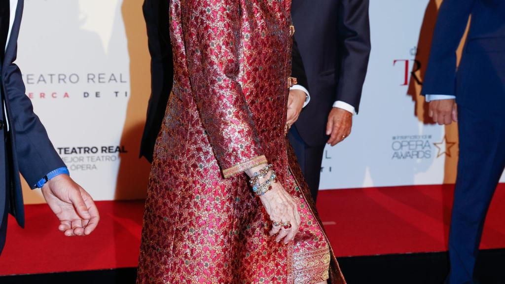 La reina Sofía haciendo su entrada en el Teatro Real de Madrid.