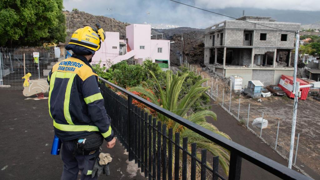 Zona donde los bomberos están construyendo el muro de 10 metros en Todoque.