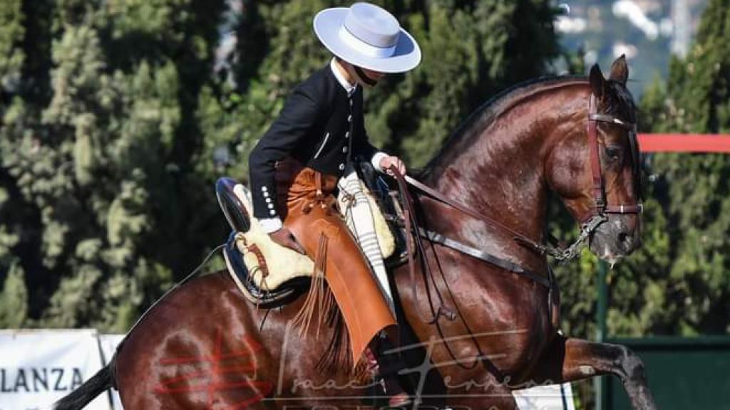 El joven fallecido a lomos de su caballo.