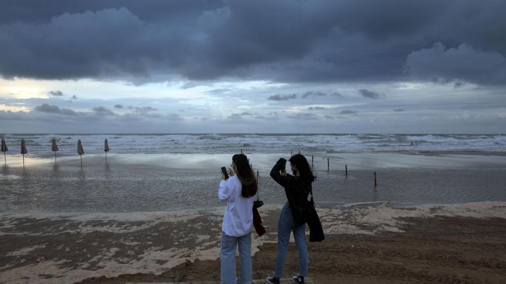 Aemet rebaja la alerta de nivel naranja a amarillo en la Comunidad Valenciana tras una noche con fuertes tormentas.