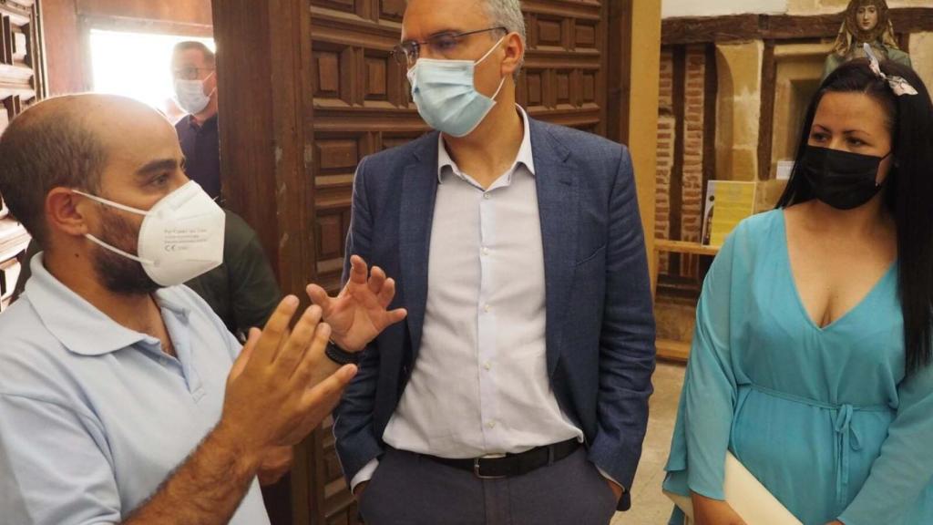 El alcalde de Fuentesaúco, Eduardo Folgado junto al delegado del Gobierno en Castilla y León, Javier Izquierdo