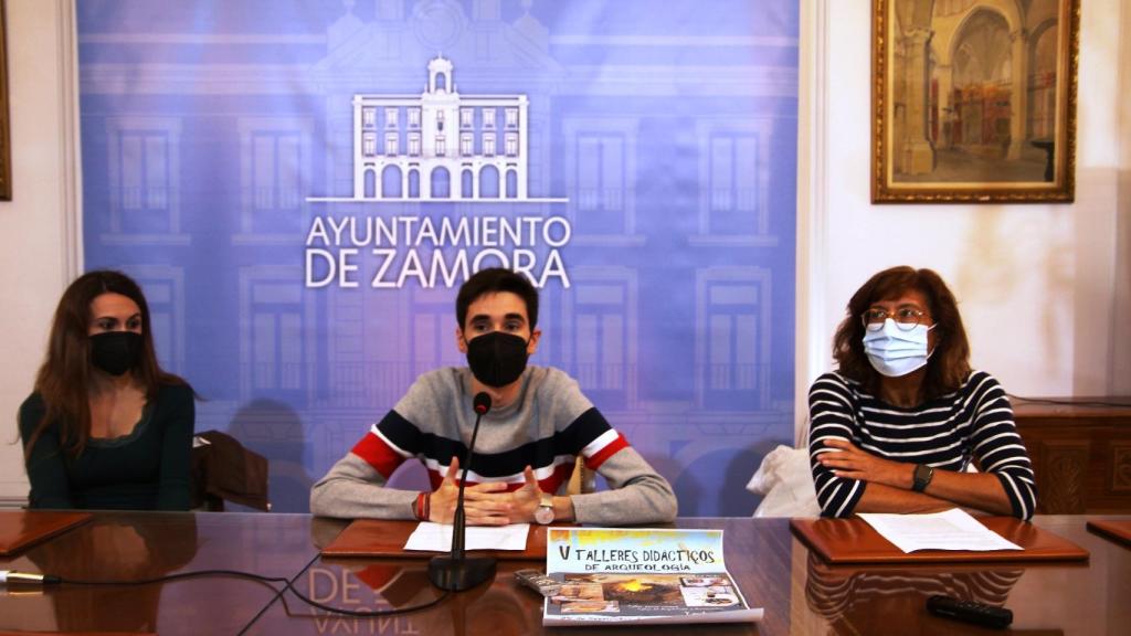 El concejal de Juventud, Sergio López, y Mª Dolores Vicente como representante de la Asociación Zamora Protohistórica