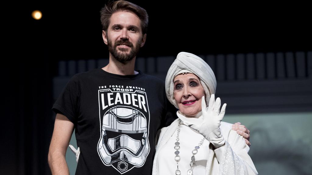 Concha Velasco junto a su hijo, Manuel Velasco, sobre el escenario en octubre de 2018.