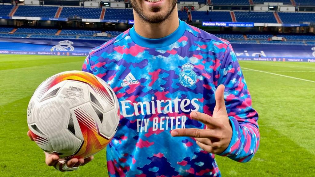 Marco Asensio y su balón por el 'hat-trick' al Mallorca