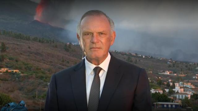 Pedro Piqueras durante la emisión del informativo de Telecinco