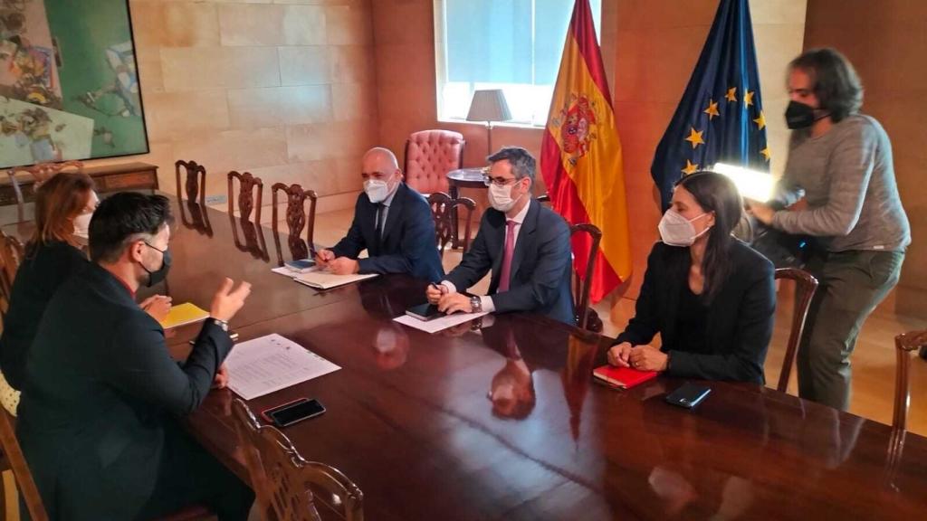 Félix Bolaños, ministro de la Presidencia, y la delegación gubernamental, reunidos con la de ERC, liderada por Gabriel Rufián.