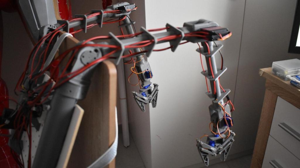 Así son los brazos mecánicos de Tomás Castellanos.