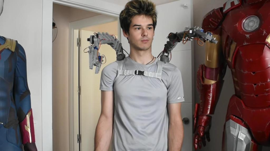 Tomás Castellanos probando los brazos mecánicos.